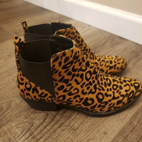 Sochi-217 Camel Black Leopard Chelsea Booties - Picture 4 of 7